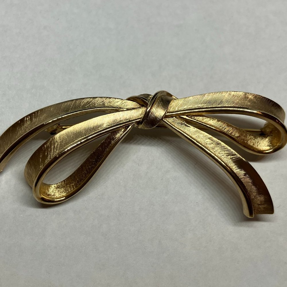 VINTAGE STUNNING GOLD TONE FANCY BOW PIN BROOCH ~SIGNED: CROWN TRIFARI